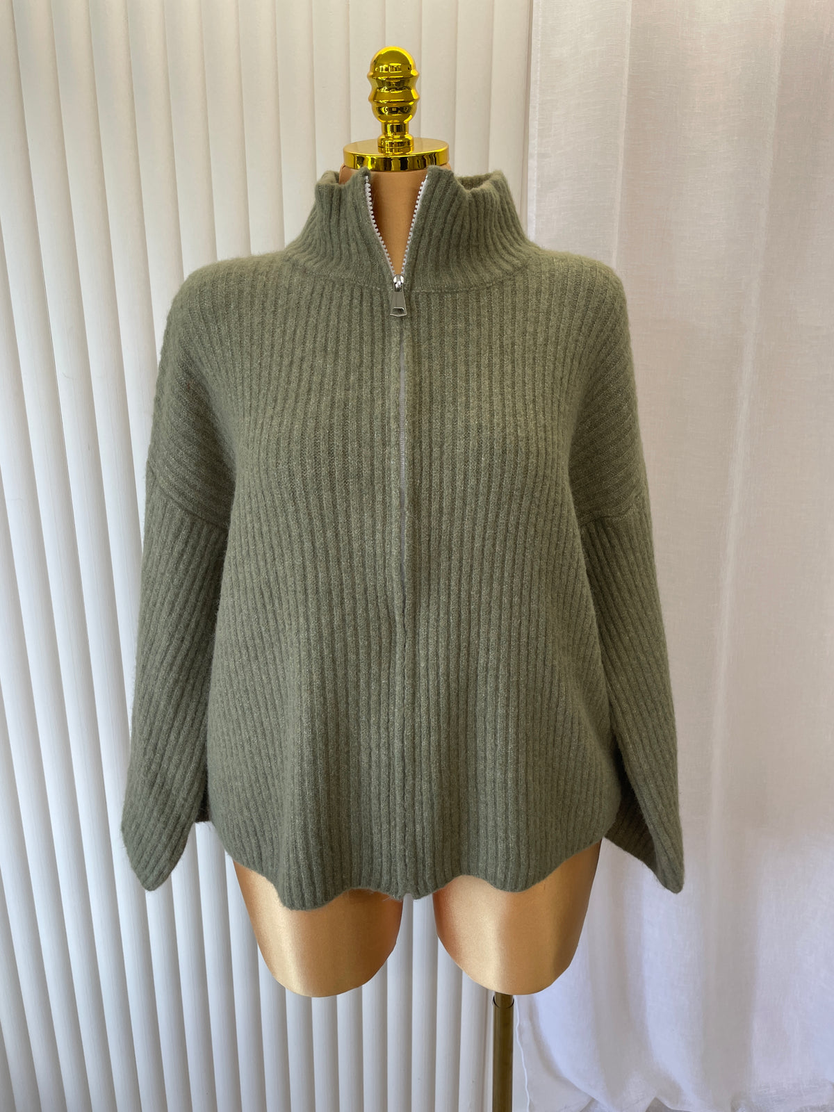 Chunky Ribbed Full-Zip Knit Jumper – One Size UK10-24 THICC FASHIONS Plus Size Curve