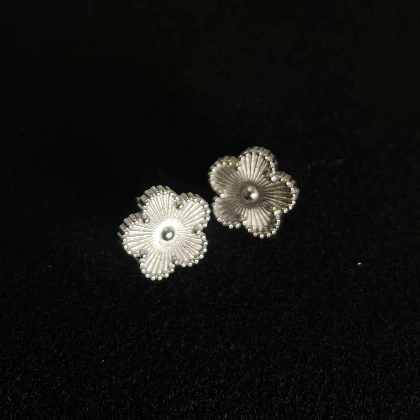 Clover stud earrings