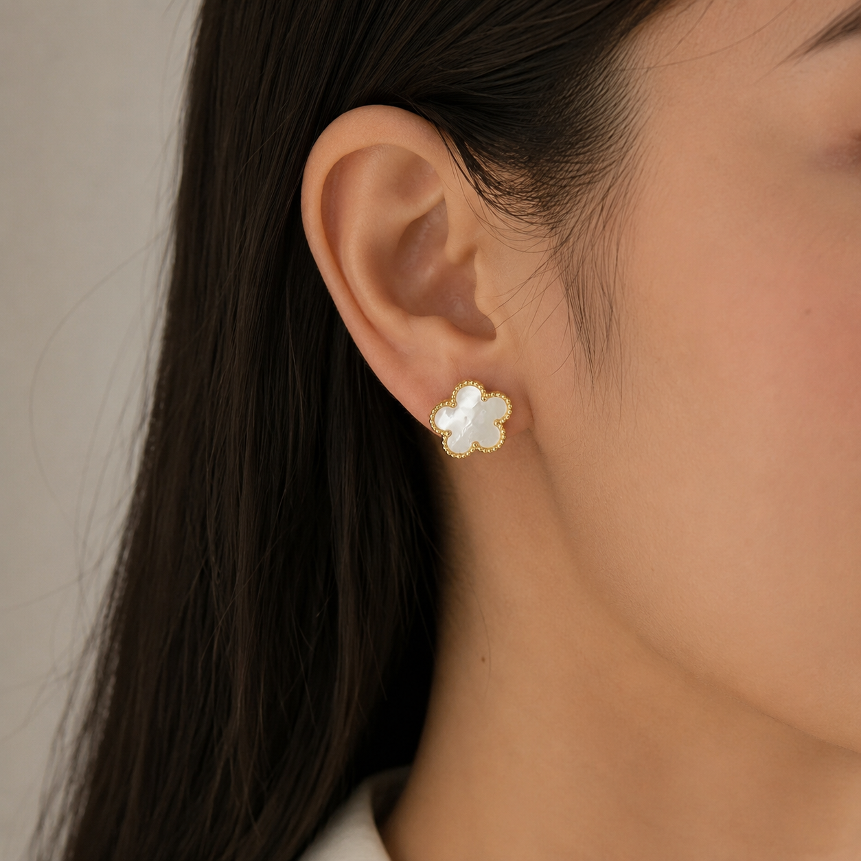 Clover mother of pearl stud earrings